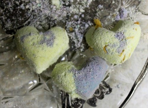 Homemade Bath Bombs are super easy to make and tons of fun! Make our lemon and lavender essential oil scented fizzy homemade bath bombs today!