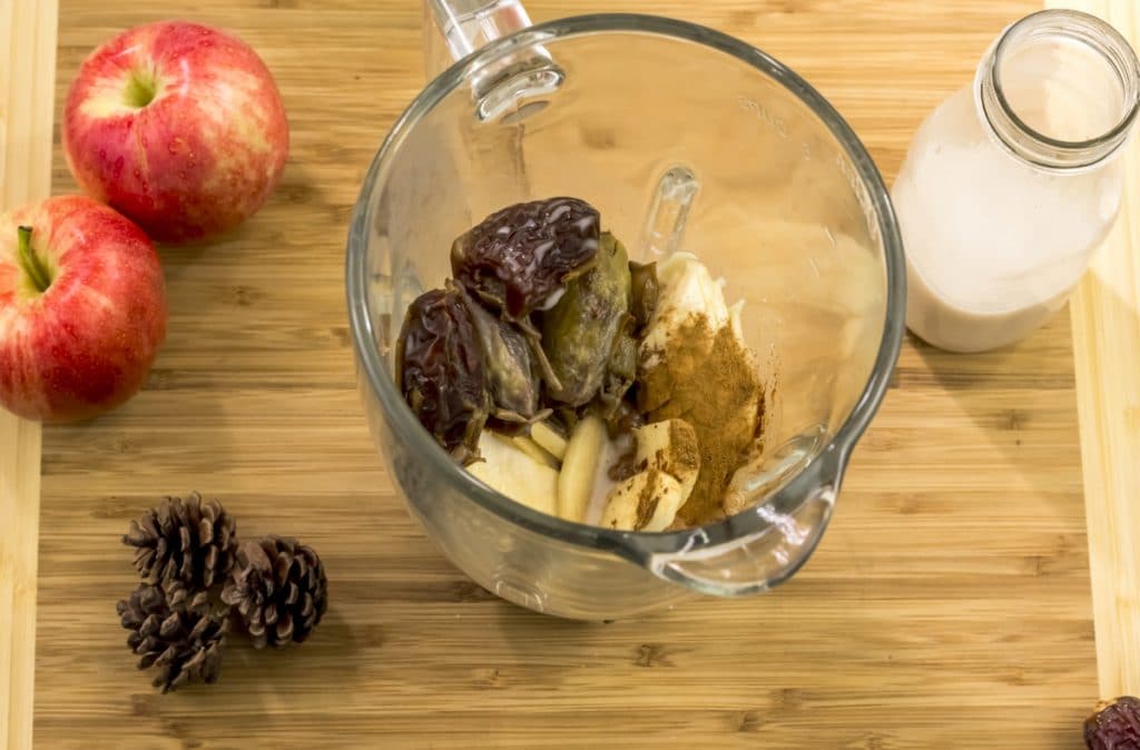 Ingredients for a apple pie plant-based  smoothie instead a blender.