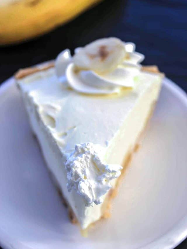 A slice of banana pudding pie on a plate.